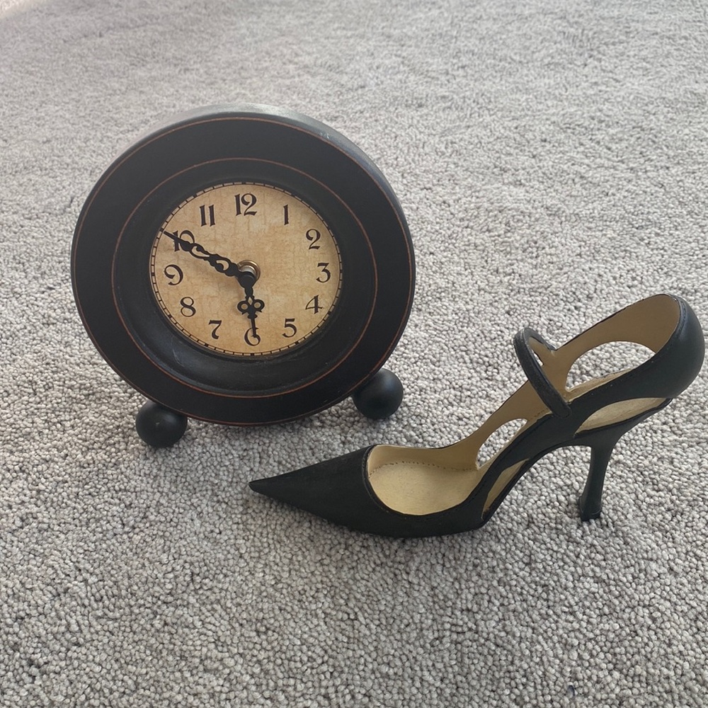 Clock/shoe decor